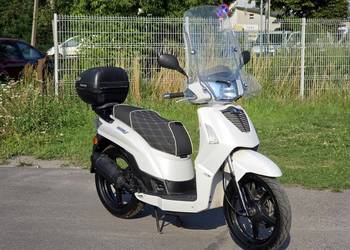 Kymco Peoples 50 4t na dużych 16 kołach z szybą i kufrem
