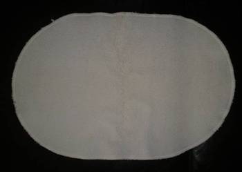 Dwa używane dywaniki ecru 66 cm x 44 cm