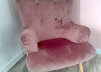 Fotel welurowy pudrowy róż.