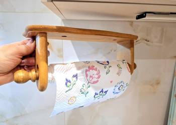 Wieszak podwieszany na ręcznik papierowy