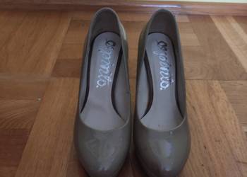 Sprzedam cieliste buty na koturnie