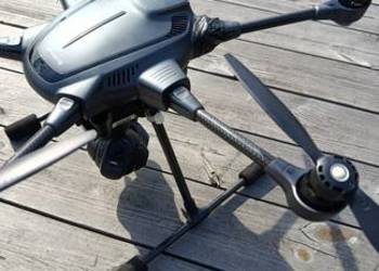 Duże profesjonalny dron lekko uszkodzony