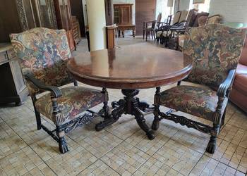 Antyczny stół z dwoma fotelami Antyczny stół z dwoma fotelami