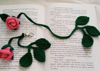 Różyczki wykonane na szydełku, brelok, zakładka do książki