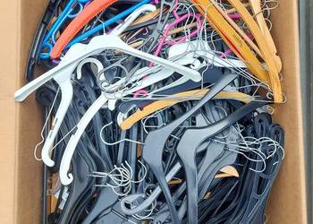 wieszaki drewniane, plastikowe, metalowe 200szt