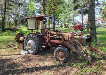 traktor Maccormick z piłą do drzewa i turem