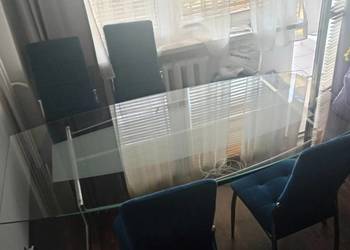 Szklany, Solidny Stół