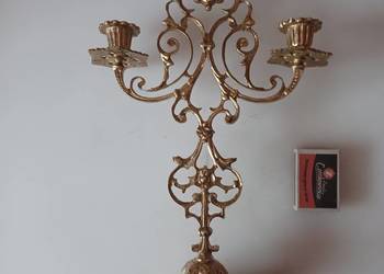 Piękny świecznik mosiężny.