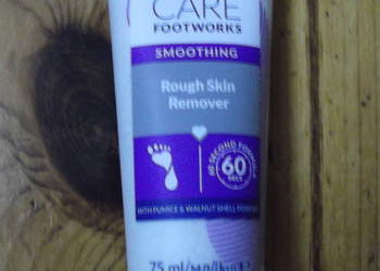 Peeling do stóp z drobinkami skorupki orzecha Avon