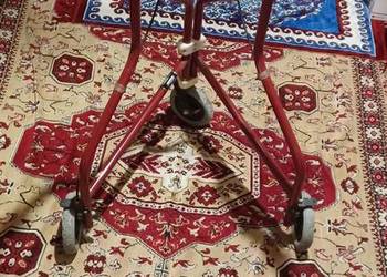 chodzik trójkołowy (znany również jako rollator lub balkonik)