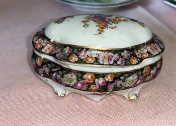 Puzderko z porcelany. Sygnowane. Z pięknym dekorem.