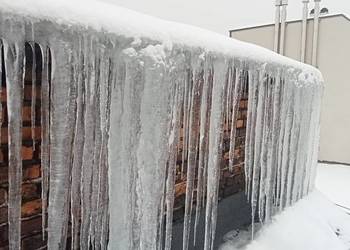 Odśnieżanie dachów.Usówanie nawisów ,skuwanie sopli.