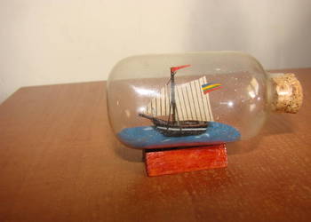 mały żaglowiec w butelce mały żaglowiec w butelce