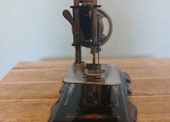 Zabytkowa miniaturowa maszyna do szycia