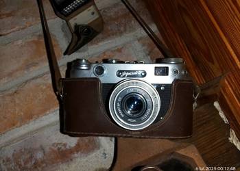 Aparat fotograficzny i światłomierz