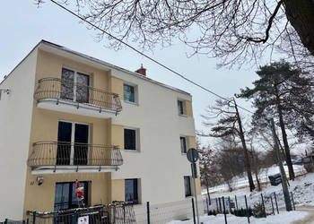 Dwupoziomowe mieszkanie, Kamienica z parkingiem