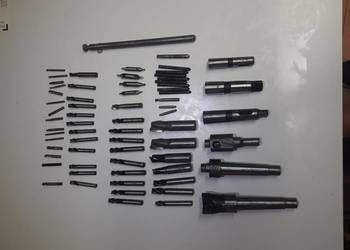 Glowica frezarska, trzpien, tuleje redukcyjna oraz frezy 52 szt.