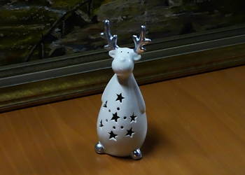 Ceramiczna figurka renifera z podświetlanymi gwiazdkami Ceramiczna figurka renifera z podświetlanymi gwiazdkami