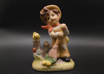 Ceramiczna figurka przedstawiająca chłopca