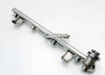 LISTWA WTRYSKOWA ZAWÓR PALIWA 2.0 20V PASSAT AUDI A4 B6 B7 A6 C5 06B133681L