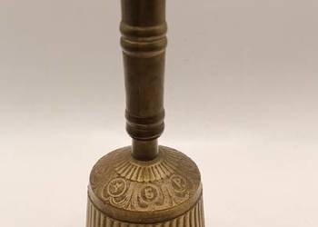 Duży dzwonek z pięknymi reliefami żółty kolor.