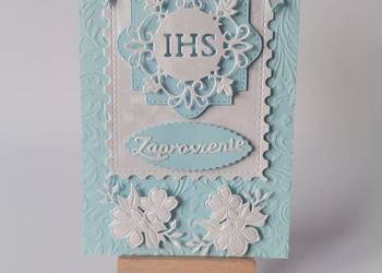 ZAPROSZENIA KOMUNIA CHŁOPIEC IHS W RAMCE KOKARDY B6 BŁĘKIT – BIEL