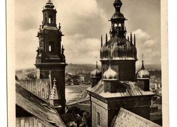 KRAKÓW WIEŻE KATEDRY WAWELSKIEJ CZARNO BIAŁA KRAKÓW WIEŻE KATEDRY WAWELSKIEJ CZARNO BIAŁA