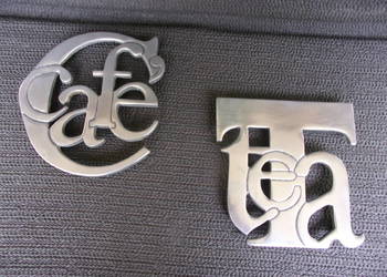 " Cafe - Tea " 2 x ładne  napisy wykonane z metalu .