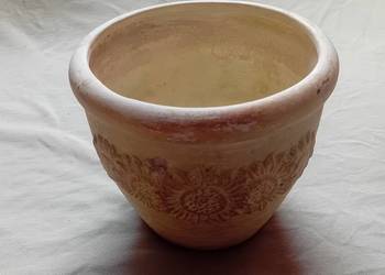 Ceramiczna doniczka z reliefem w formie słoneczników. Tomaszewski, nr 905.