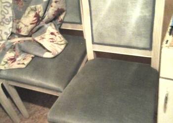 Cztery białe drewniane krzesła i stoł okrągły ciężkie meble