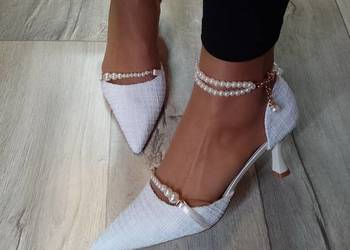 (40) Białe, bogato zdobione perłami czółenka wieczorowe z zapięciem, NOWE