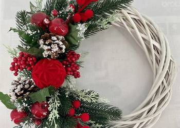 Świąteczny wianek na drzwi – klasyczna dekoracja Bożonarodzeniowa