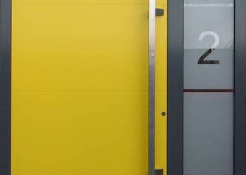Drzwi aluminiowe wejściowe z boczną dostawką