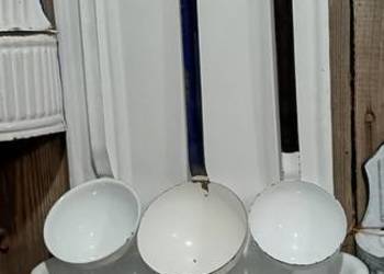 Zabytkowa emaliowana półka na chochle.