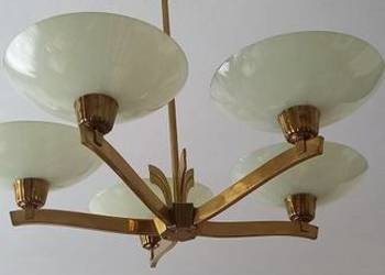 Mosiężny, pięcioramienny żyrandol z kloszami w stylu Art Deco