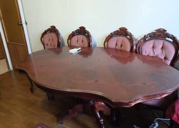 Śtół z6 krzesłami i sofą stylizowane