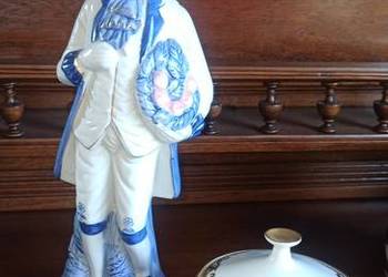 Figurka młodzieńca z koszykiem owoców Figurka młodzieńca z koszykiem owoców