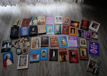 kolekcja dewocjonaliów, w tym małych książeczek, obrazków, krzyży i figurek