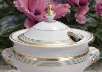 ZABYTKOWA EMPIROWA
CUKIERNICA BOMBONIERA NA LWICH ŁAPACH BIEL, MIĘTOWA ZIEL