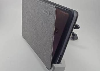 Uchwyt samochodowy na tablet mocowany do kratki.