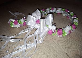 Wianek komunijny jak żywy z ozdobą świecy