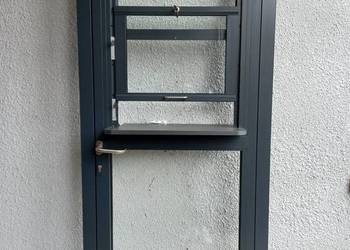 drzwi z oknem podnoszonym parapet, do kuchni szkoły stołówki