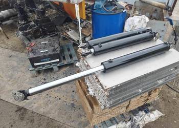 Siłownik hydrauliczny. Złożony 74 cm rozciągnięty 124 cm