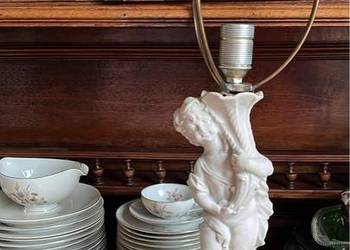 Lampa- noga- alabastowy chłopczyk podtrzymujący metalowy stelaż/ statyw pod