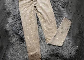 Beżowe leginsy welurowe złote łańcuszki