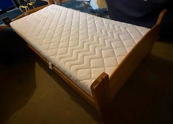 Łóżko plus materac.