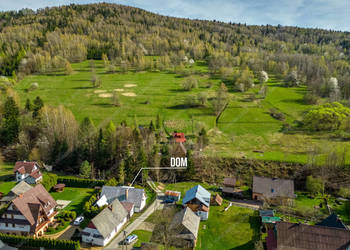 Dom w górach nad strumykiem