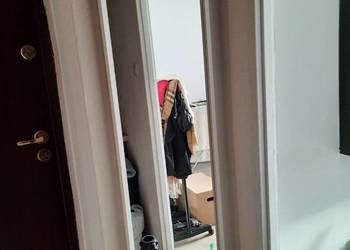 Duze lustro w drewnianej ramie