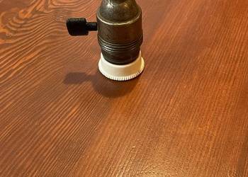 Stara oprawka stalowa z porcelanką i wyłącznikiem E27