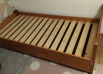 Łóżko jedno osobowe drewno skrzynia na pościel  z materacem